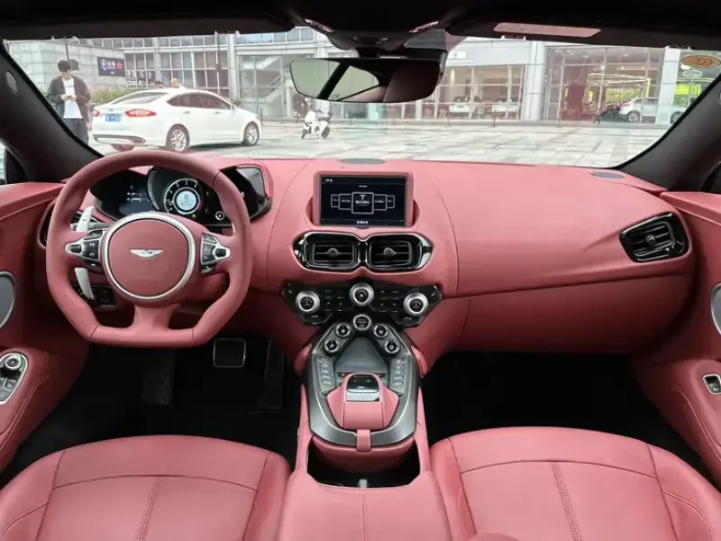2022 Aston Martin Vantage с пробегом 10 000 км
