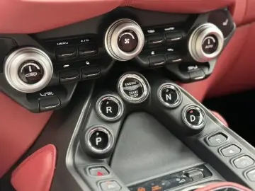 2022 Aston Martin Vantage с пробегом 10 000 км