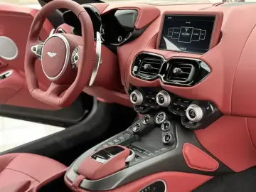 2022 Aston Martin Vantage с пробегом 10 000 км