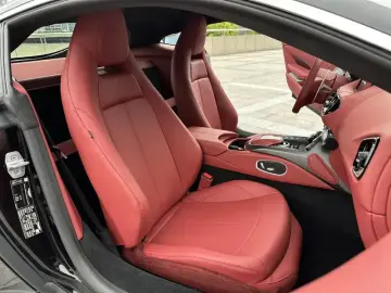 2022 Aston Martin Vantage с пробегом 10 000 км