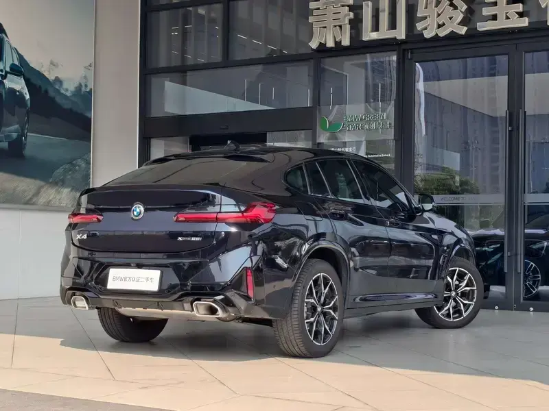 2022 BMW X4 M40i с пробегом 15 300 км