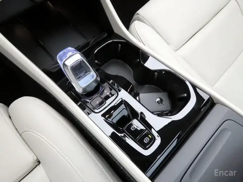 2025 Volvo XC40 с пробегом 9 617 км