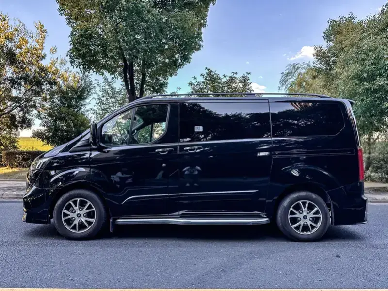 2025 Ford Tourneo с пробегом 15 000 км