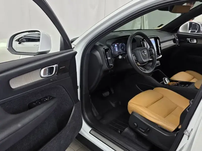 2020 Volvo XC40 с пробегом 32 433 км