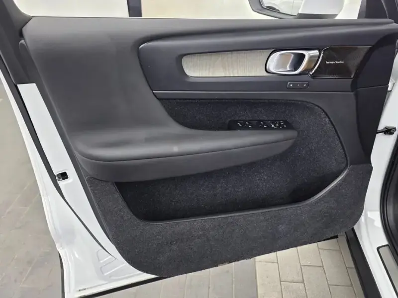 2020 Volvo XC40 с пробегом 32 433 км