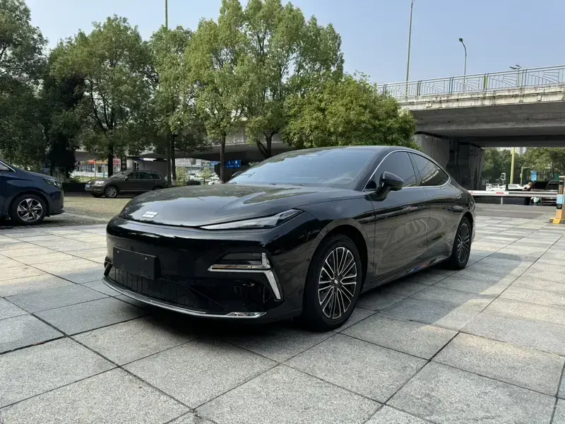 2025 Geely Galaxy Xingyao 8 с пробегом 30 000 км