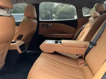 2025 Geely Galaxy Xingyao 8 с пробегом 30 000 км