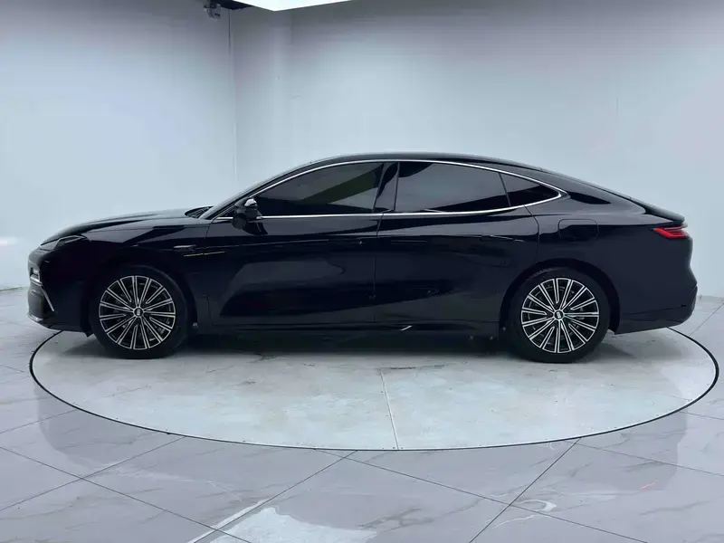 2025 Geely Galaxy Xingyao 8 с пробегом 14 000 км