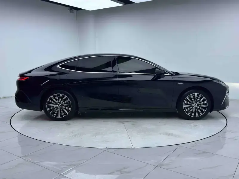 2025 Geely Galaxy Xingyao 8 с пробегом 14 000 км