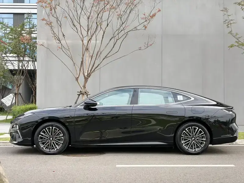 2025 Geely Galaxy Xingyao 8 с пробегом 16 000 км