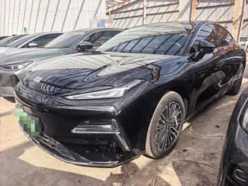 2025 Geely Galaxy Xingyao 8 с пробегом 14 000 км