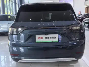 2024 Aito AITO M9 с пробегом 42 000 км