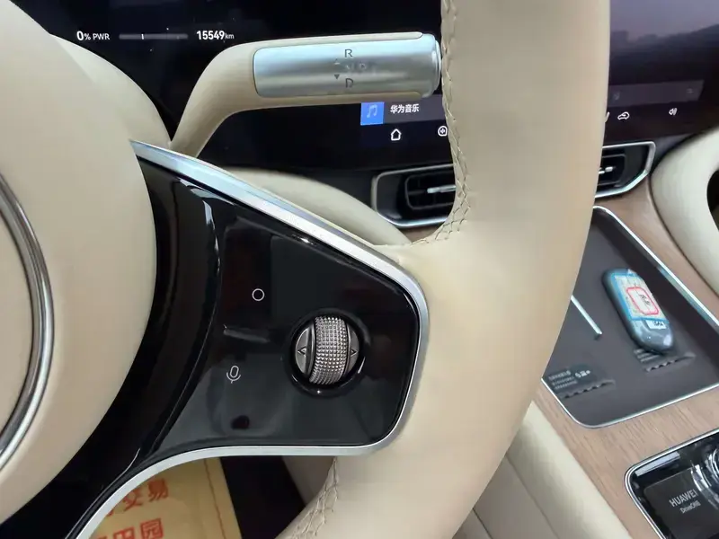 2025 Aito AITO M9 с пробегом 15 000 км