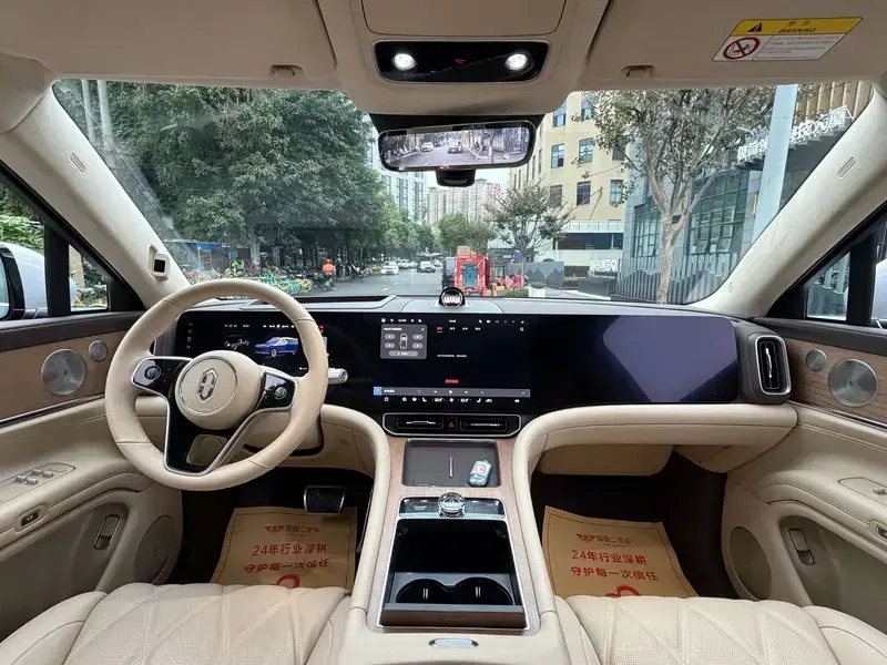 2025 Aito AITO M9 с пробегом 15 000 км