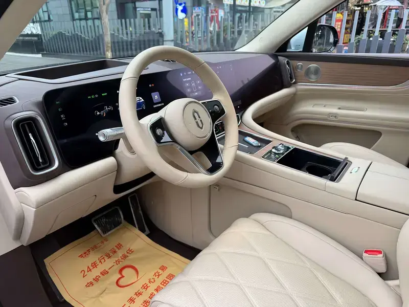 2025 Aito AITO M9 с пробегом 15 000 км