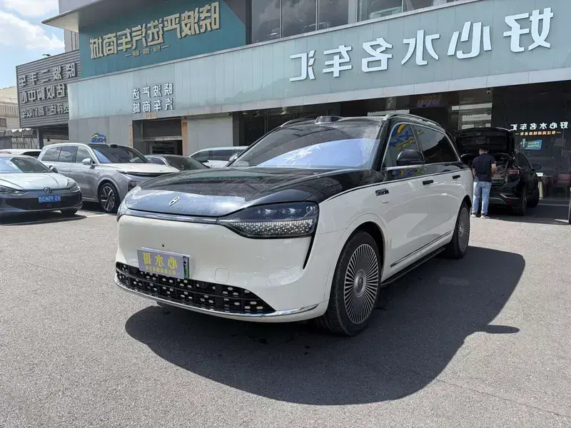 2025 Aito AITO M9 с пробегом 22 000 км