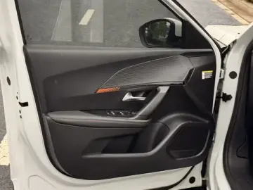 2022 Peugeot e2008 с пробегом 24 000 км