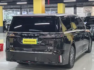 2025 Voyah Dreamer с пробегом 35 000 км