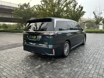 2025 Voyah Dreamer с пробегом 38 000 км
