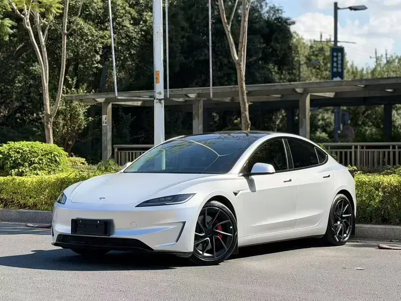 2024 Tesla Model 3 с пробегом 40 000 км