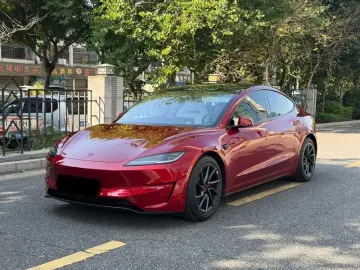 2025 Tesla Model 3 с пробегом 1 900 км