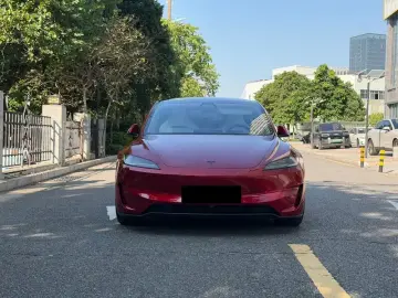 2025 Tesla Model 3 с пробегом 1 900 км
