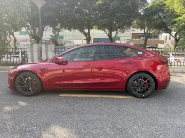 2025 Tesla Model 3 с пробегом 1 900 км