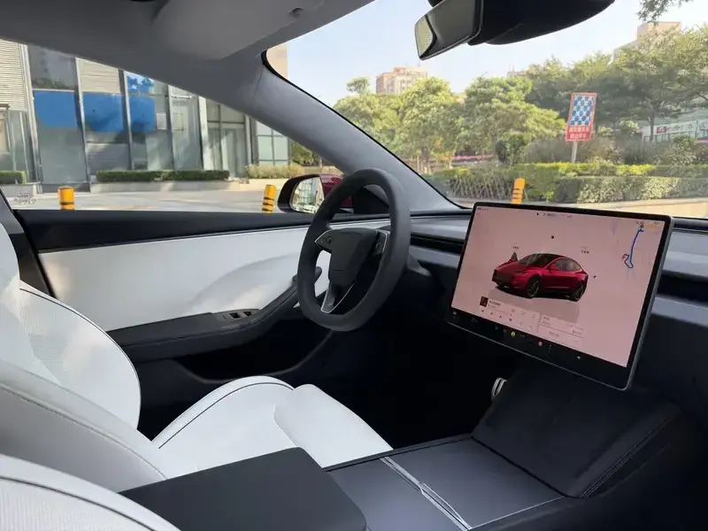 2025 Tesla Model 3 с пробегом 1 900 км