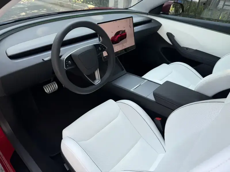2025 Tesla Model 3 с пробегом 1 900 км