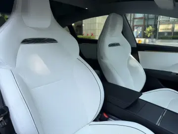 2025 Tesla Model 3 с пробегом 1 900 км