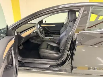 2022 Tesla Model 3 с пробегом 26 600 км