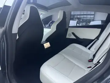 2024 Tesla Model 3 с пробегом 64 000 км
