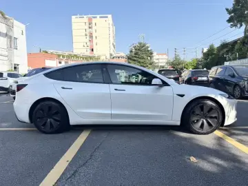 2025 Tesla Model 3 с пробегом 25 000 км