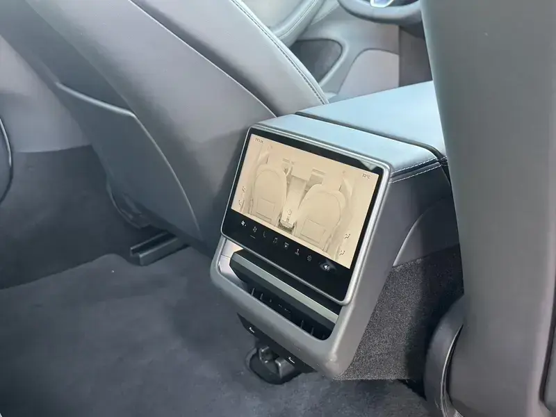 2025 Tesla Model 3 с пробегом 25 000 км