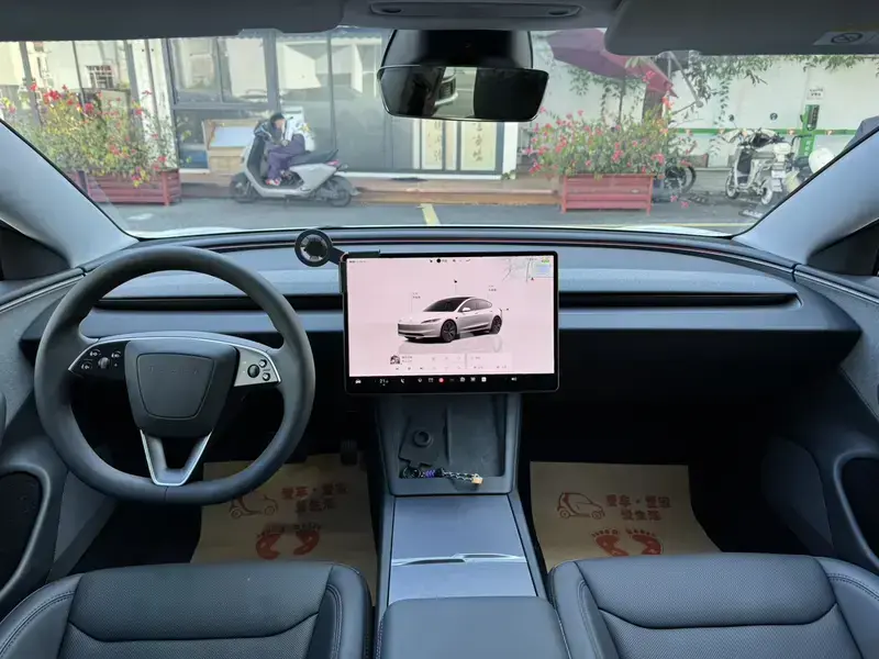 2025 Tesla Model 3 с пробегом 25 000 км