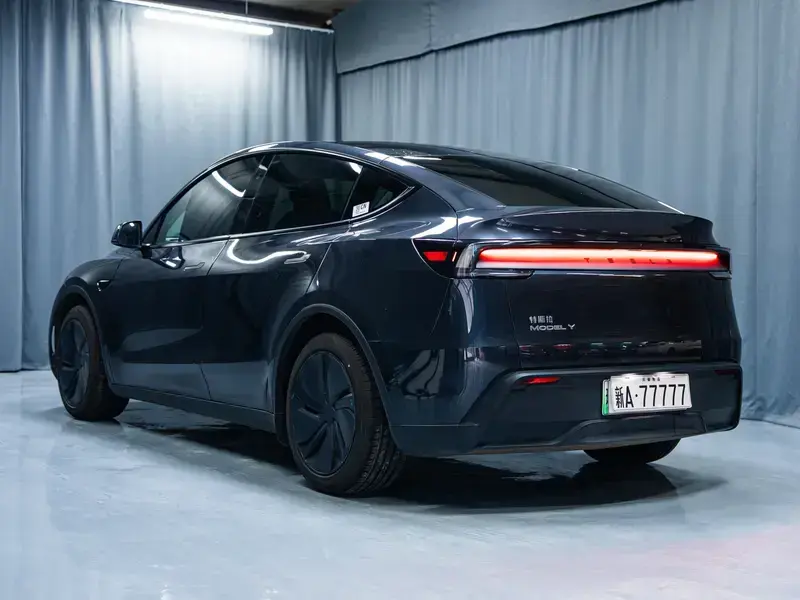 2025 Tesla Model Y с пробегом 30 000 км