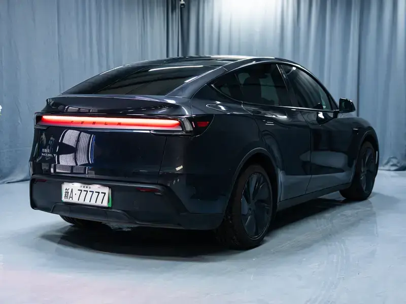 2025 Tesla Model Y с пробегом 30 000 км