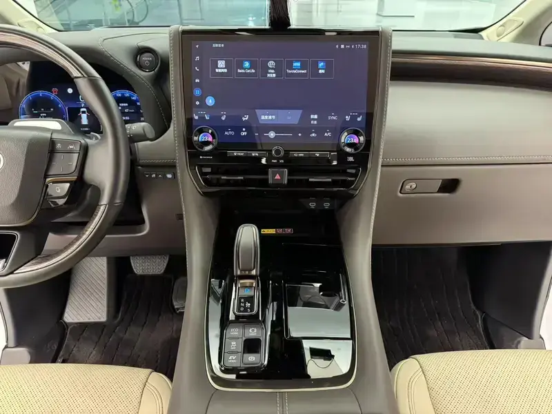 2023 Toyota Alphard с пробегом 23 000 км