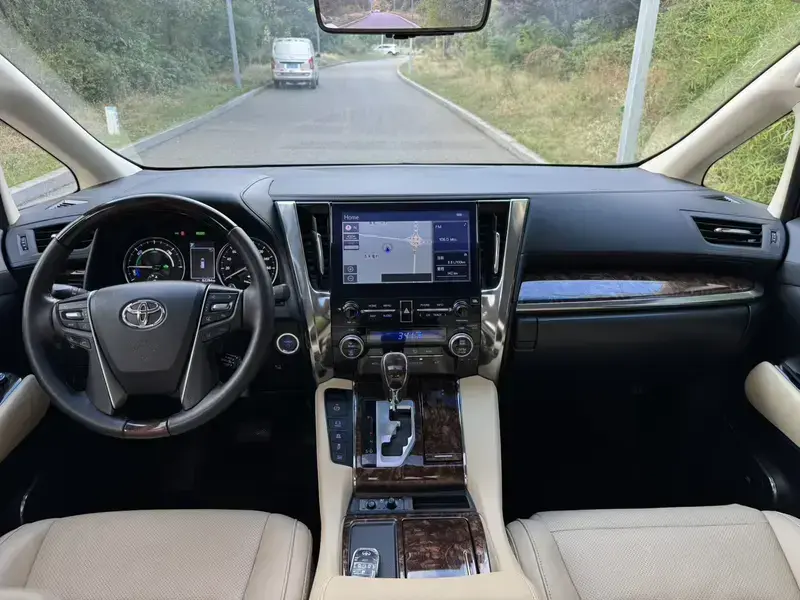 2021 Toyota Alphard с пробегом 62 000 км