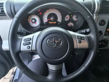 2023 Toyota FJ Cruiser с пробегом 30 000 км