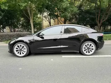 2022 Tesla Model 3 с пробегом 21 000 км