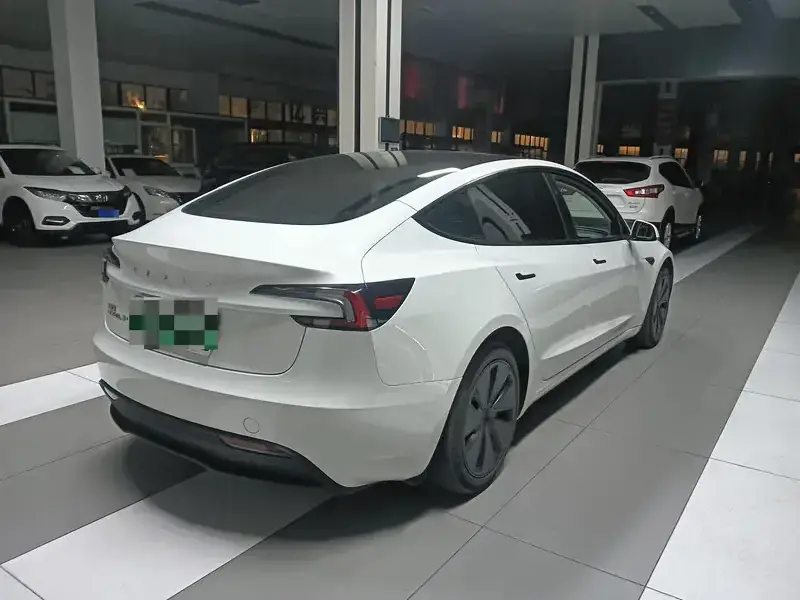 2023 Tesla Model 3 с пробегом 32 000 км