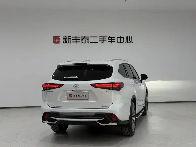 2026 Toyota Highlander с пробегом 7 800 км