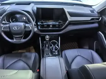 2023 Toyota Highlander с пробегом 18 000 км