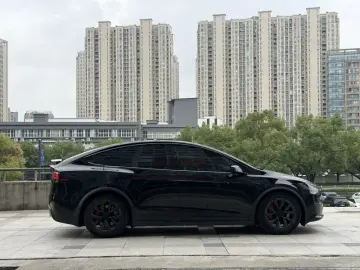 2023 Tesla Model X с пробегом 47 000 км