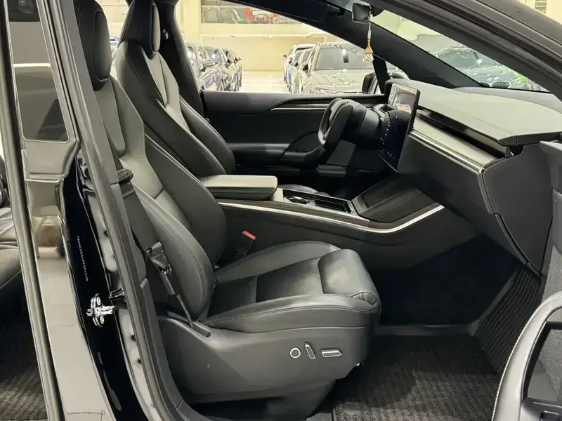 2023 Tesla Model X с пробегом 98 000 км