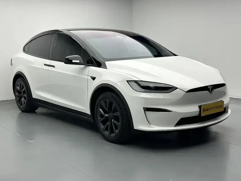 2023 Tesla Model X с пробегом 17 500 км