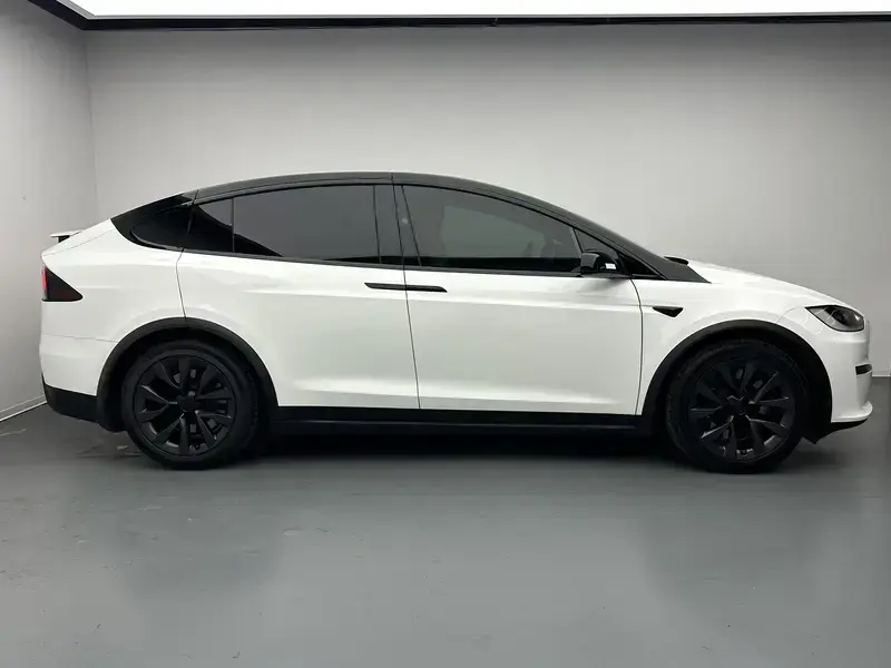 2023 Tesla Model X с пробегом 17 500 км