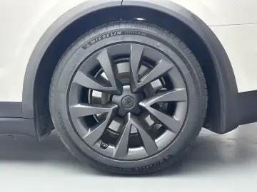 2023 Tesla Model X с пробегом 17 500 км