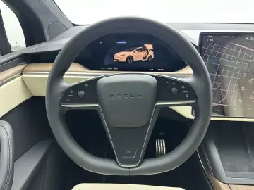 2023 Tesla Model X с пробегом 17 500 км